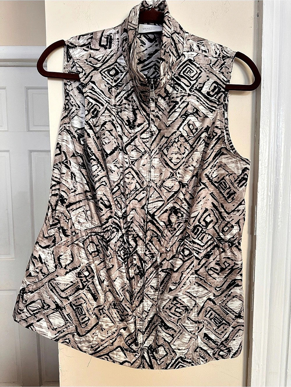 Weekends by Chico’s Size 1 M Taupe Black Geometric Print Zip Front Vest